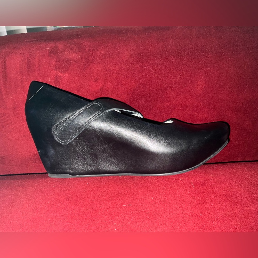 TSUBO ASMIK Black Leather Wedges. LIKE NEW!! - Picture 4 of 9